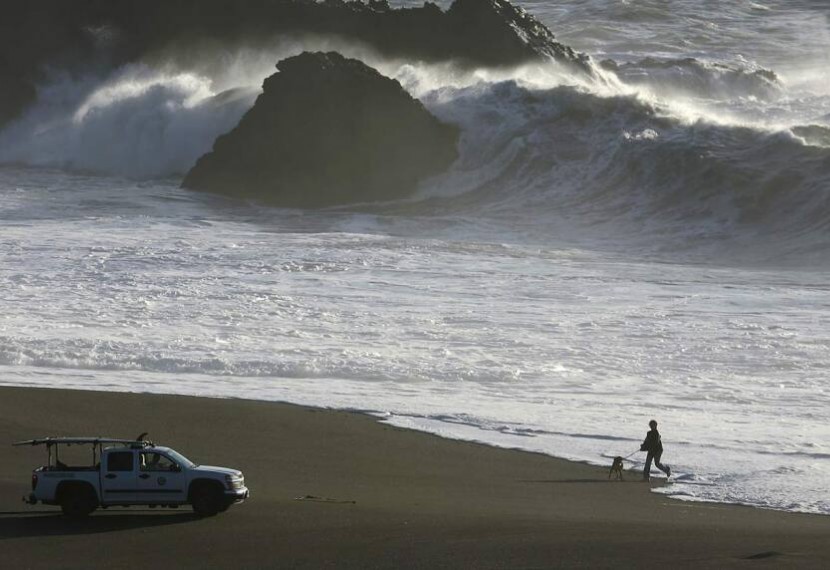 Gigantyczne fale Nazare w filmie  „High Surf Warning” Paula Taublieba