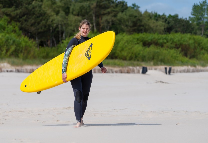 Złap Falę na Bałtyku w Chałupach! Naucz się surfingu podczas wakacji na Półwyspie Helskim.
