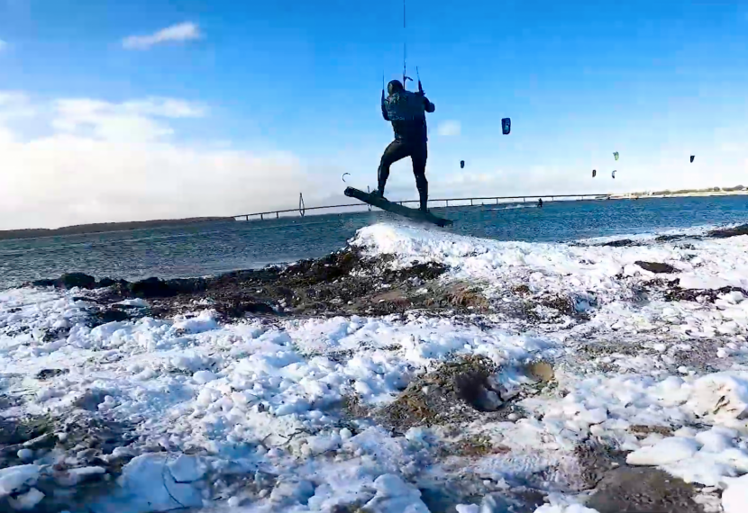 Snowkite z deską kitesurfingową ;) 