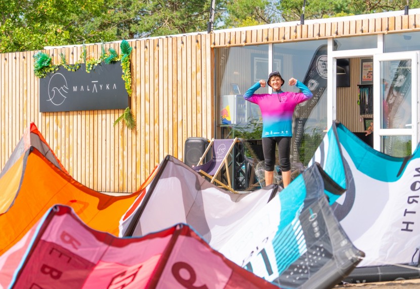 Piękny wietrzny sezon na Ekolagunie z MALAYKA.pl! Zapraszamy na zajęcia kitesurfingowe w Chałupach!