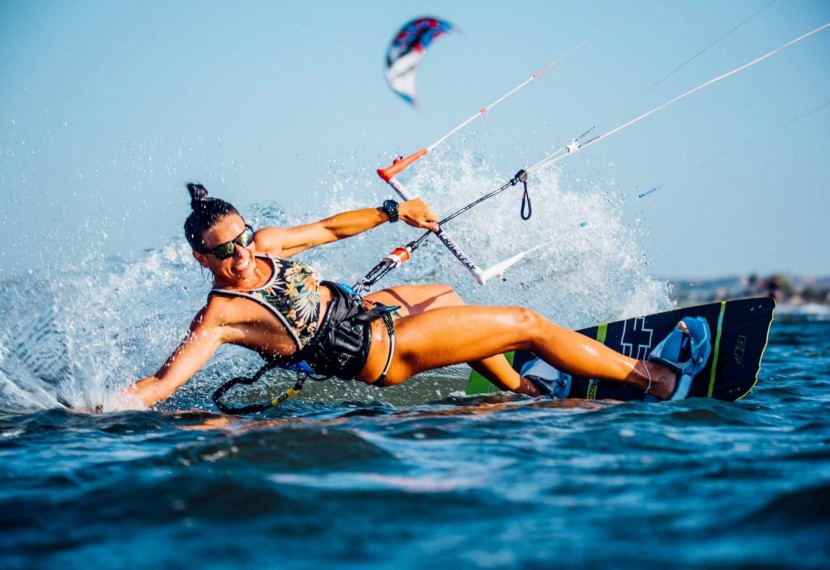 Kitesurfing czy kiteboarding? Czyli dyskusja o tym, która z nazw jest prawidłowa.