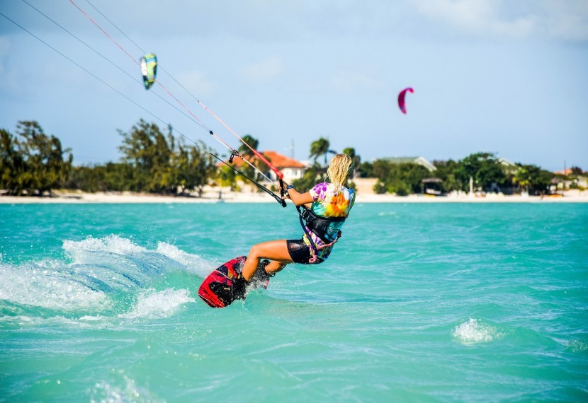 Jaki ‘spot kitesurfingowy’ jest dobry dla początkujących kitesurferów ? Jak go wybrać i czym się kierować?