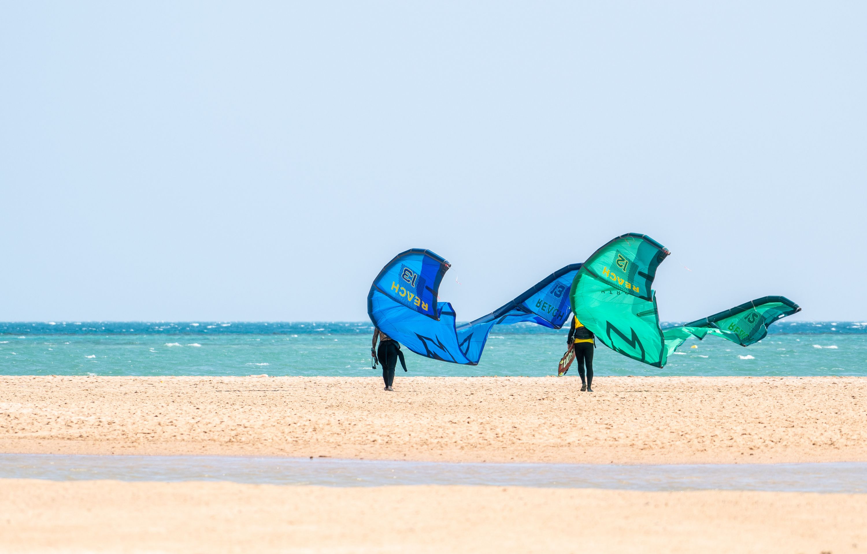 Uczestnicy kitesafari na plaży, Egipt 2023